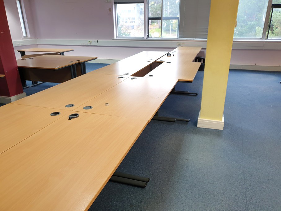 9x beech 1600x800mm office desks with 2x beech cor...