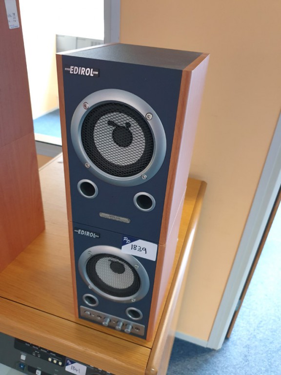 Pair Edirol MA-7A stereo micro monitor speakers