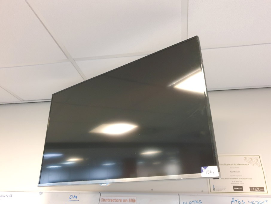 Samsung UE40H5000AK LCD TV on wall bracket