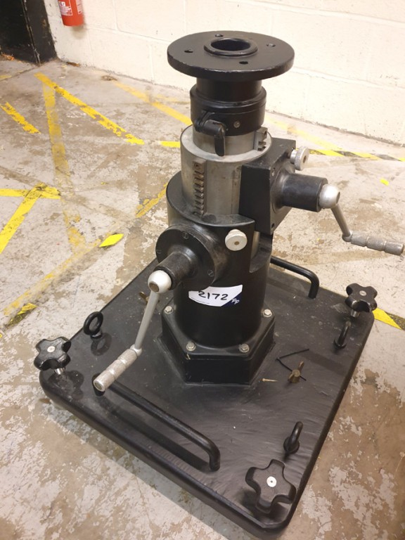 Fixed manual camera pedestal