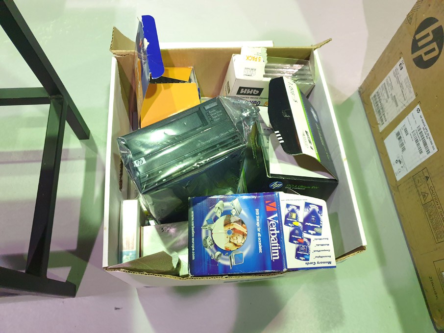 Qty various storage media, HP storage works Ultriu...