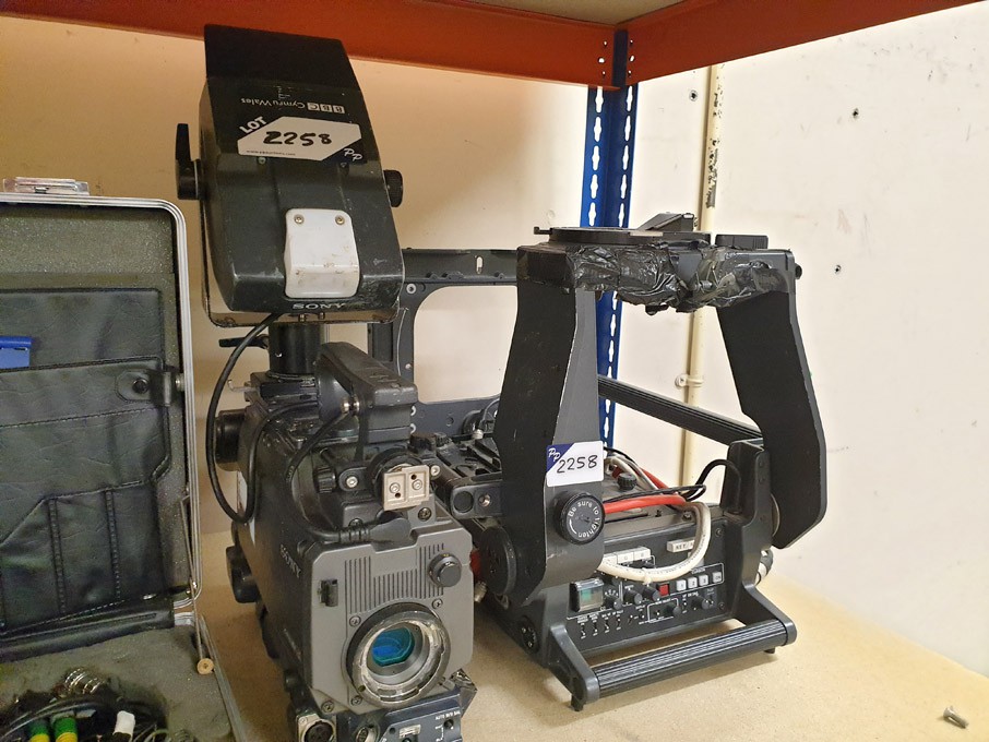 Sony BVP-E30WSP camera body, cradle etc
