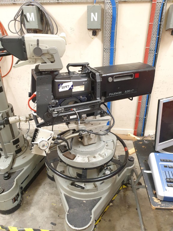 Vinten mobile camera studio pedestal with Sony BVP...