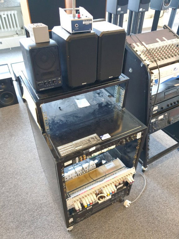 Mobile metal studio rack inc: pair Boston HD5V spe...
