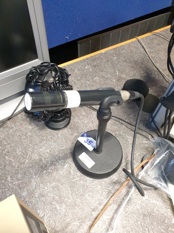 Bayer Dynamic M20IN(C) microphone on stand