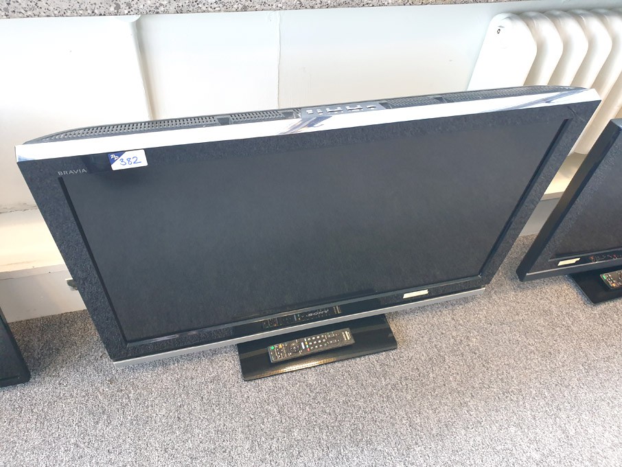 Sony Bravia KDL-40W4000 LCD TV on stand with remot...