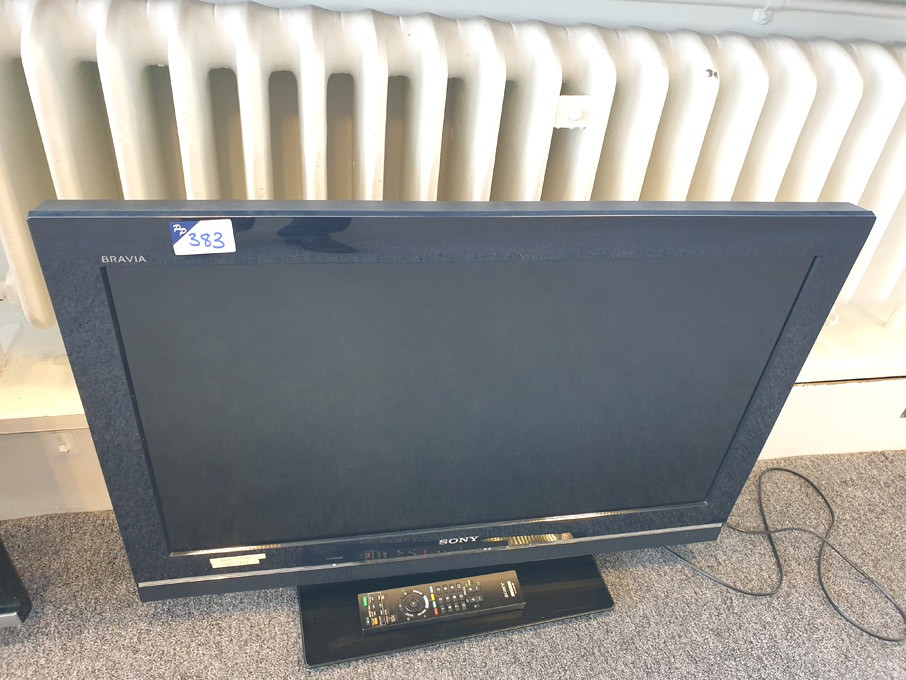Sony Bravia KDL-32V5500 LCD TV on stand with remot...