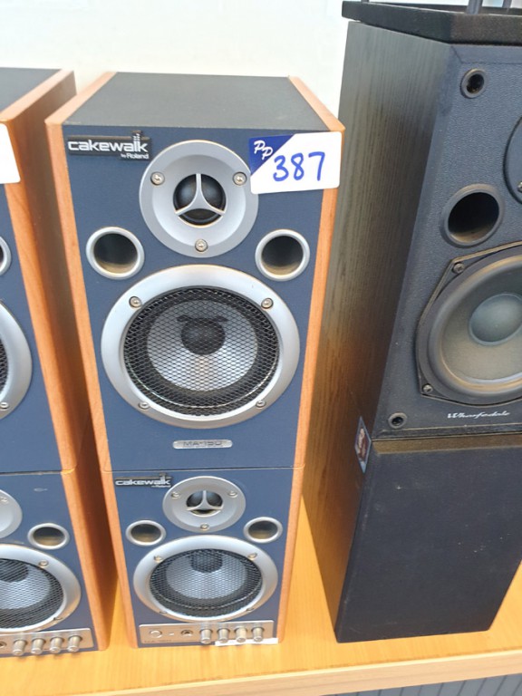 Pair Edirol Cakewalk MA-15D stereo micro monitor s...