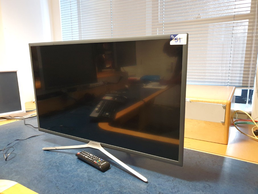 Samsung UE32M5500AK LCD TV on stand