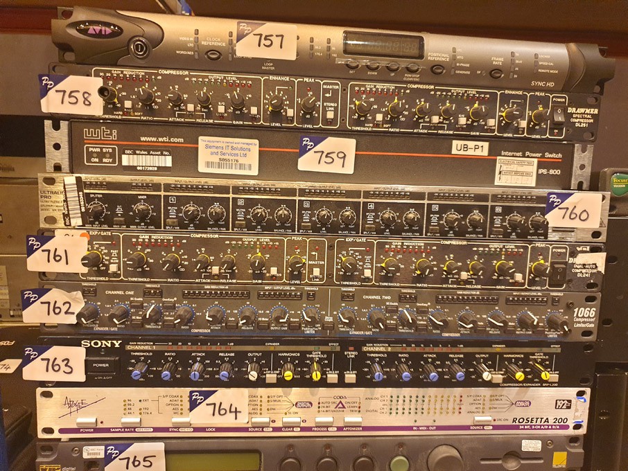 Behringer MX882 ultra flexible splitter / mixer