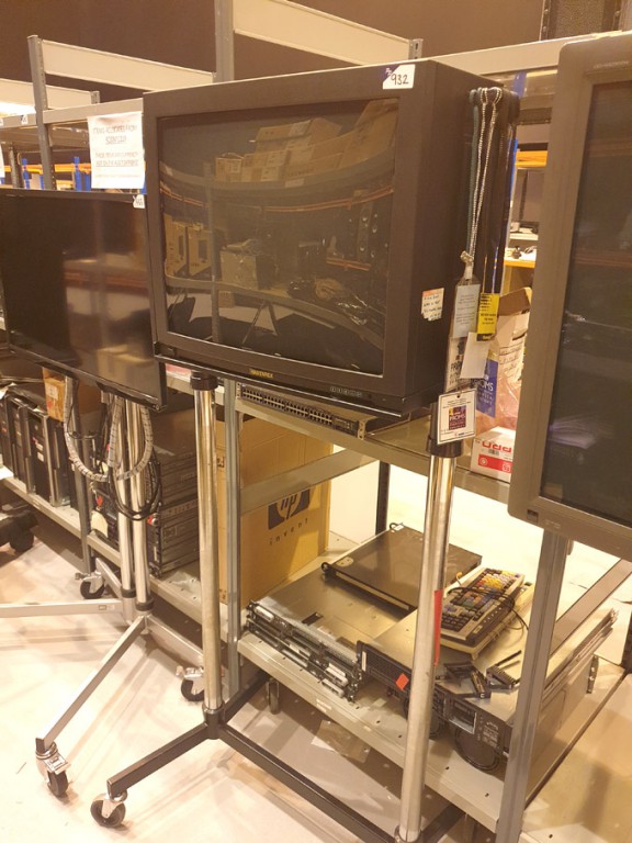 Hantarex CT-29EQ12 TV on mobile Unicol stand