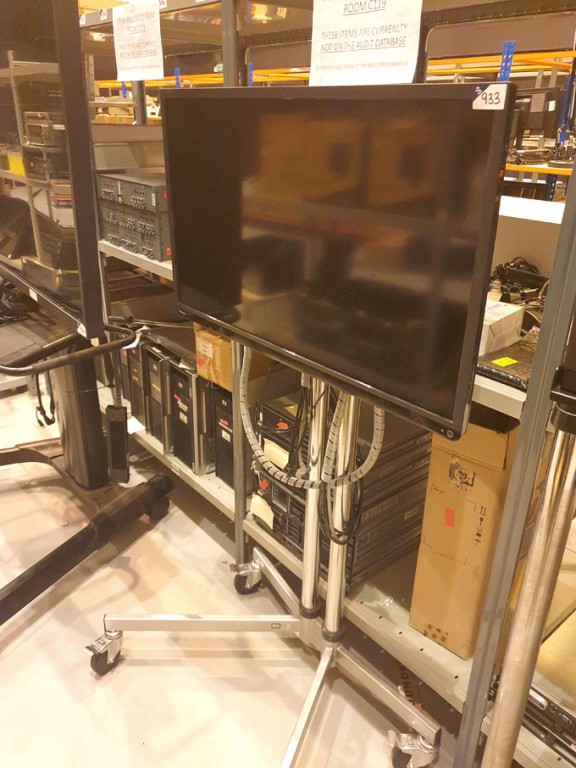 Toshiba 40" LCD TV/DVD player on mobile Unicol sta...