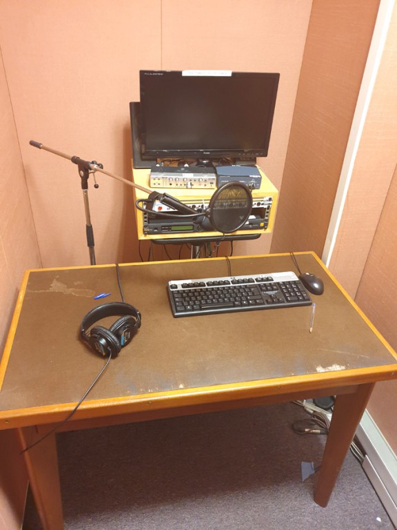 Contents of sound booth inc: Bayer Dynamic M201N m...