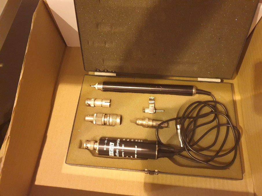 Racal 819 active probe in case