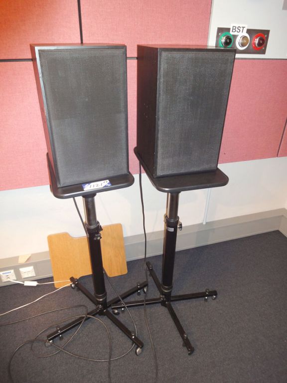2x Rogers LS5/9 monitor loud speakers, 100W on spe...