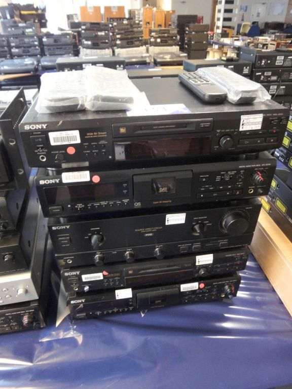 2x Sony MDS-JE520 minidisc deck, 2x Sony DTC-ZE700...