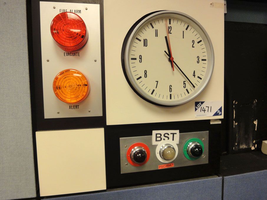 Analogue pulse clock & 'on air' light - P...