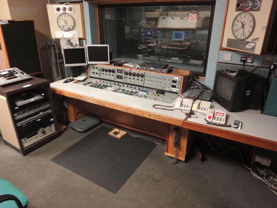Cubicle mono mixing desk, 8' x 4' complete with 9x...