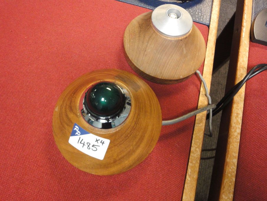 Qty green 'on air' lights