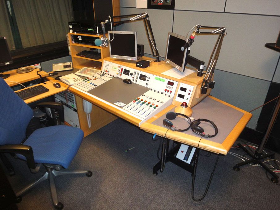 Audionics mono mixing desk 8’ x 3’ complete with 1...