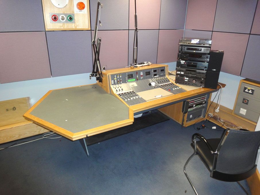 Audix mono mixing desk 9’ x 4’ complete with 12x f...