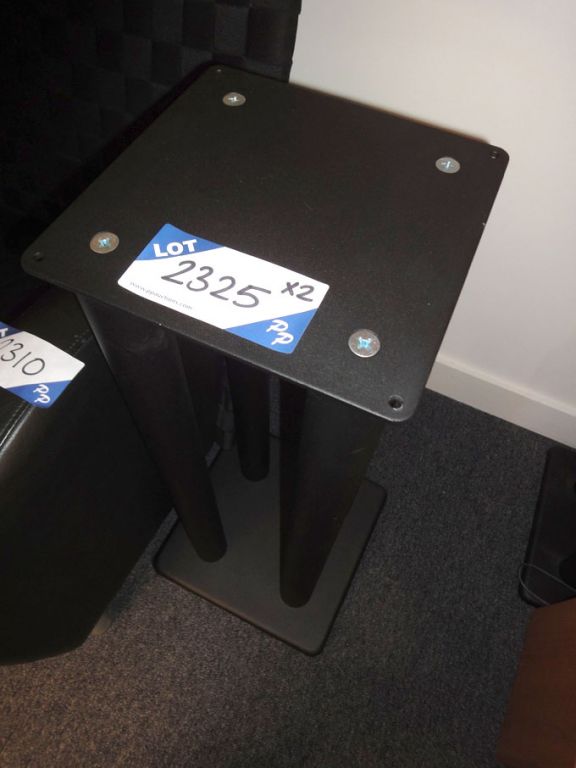 2x speaker stands