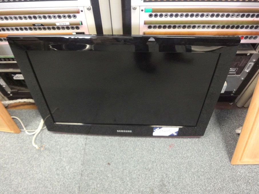 Samsung LE26B450C4W colour LCD TV