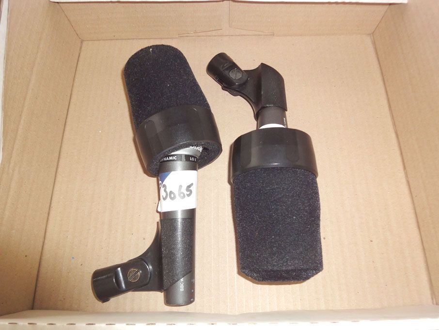2x Shure SM58 dynamic microphones