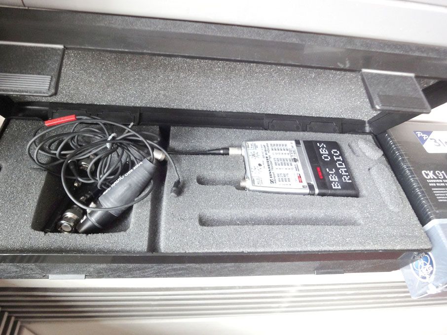 Sennheiser wireless microphone with SK-UHF mikropo...