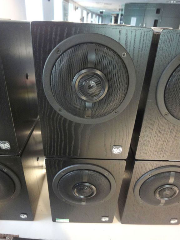 2x MusikElectronic RL906 loud speakers