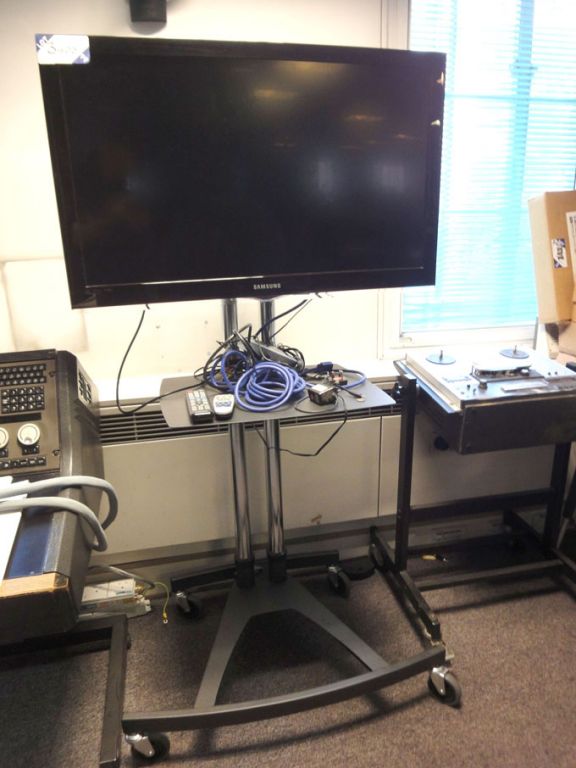 Samsung LE37C530F1W LCD colour TV on mobile stand