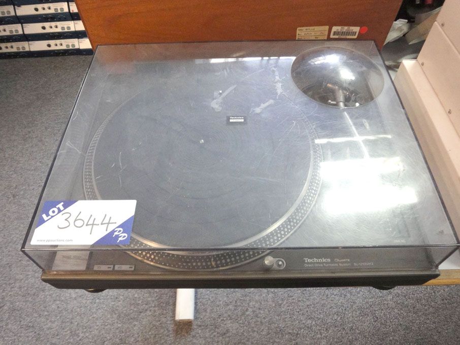 Technics SL-1210 mk2 direct drive turntable