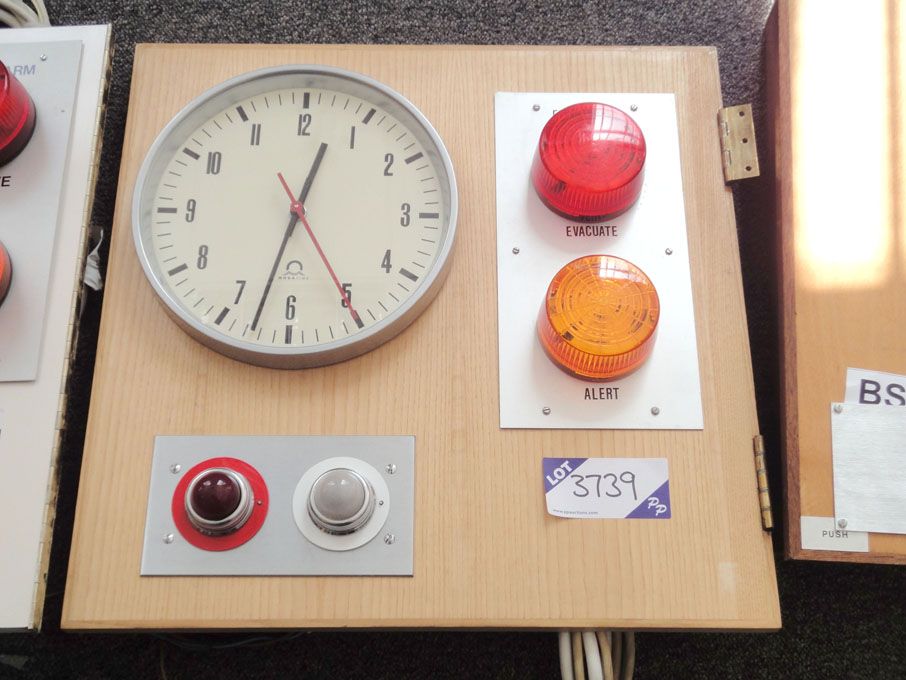 Mobatime analogue pulse clock & 'on air' light (Pl...