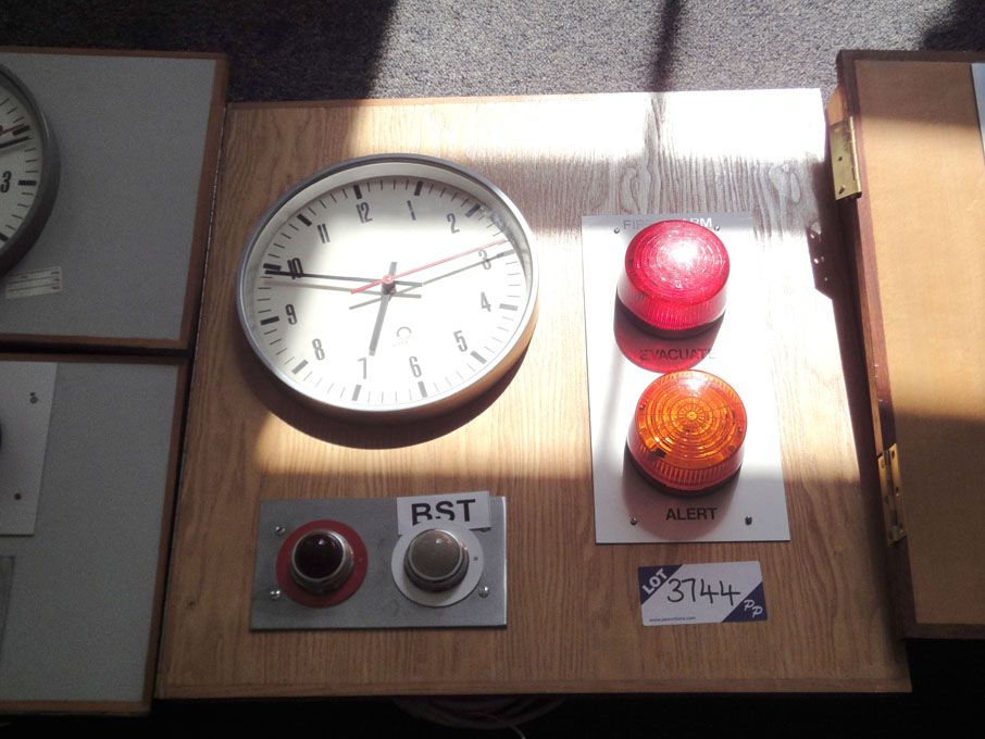 Mobatime analogue pulse clock & 'on air' light (Pl...