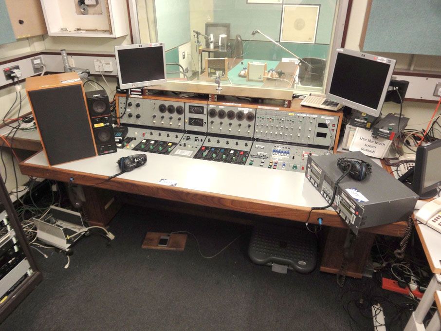 Cubicle DK4/19 mono mixing desk, 8x4ft complete wi...