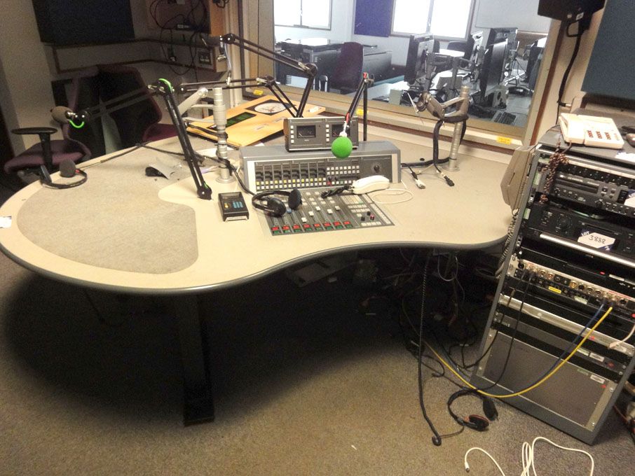 DHD RM4200 M8D M8 digital mixing desk, 8x faders &...