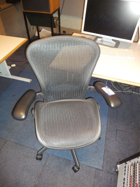 Herman Miller technical swivel chair with arm rest...