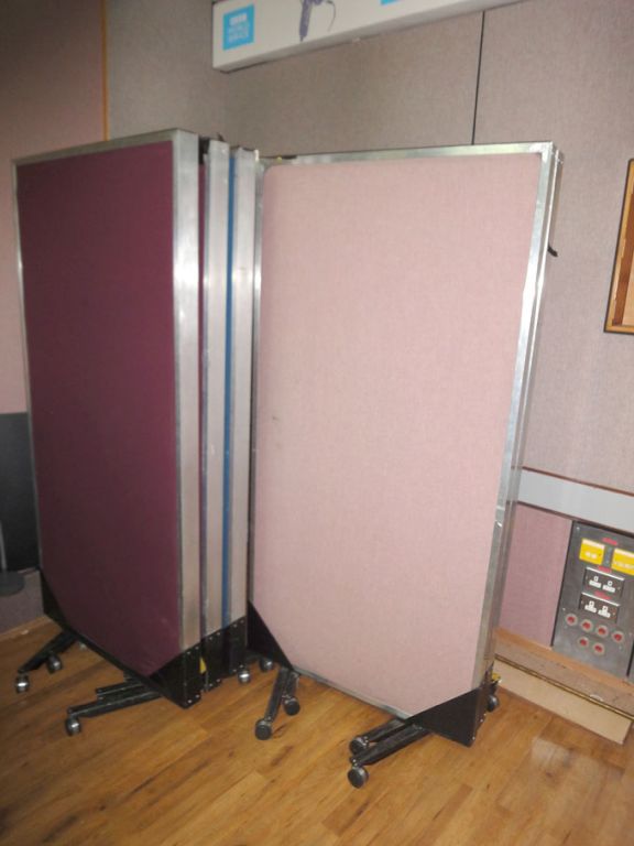 5x 2000x1000 mobile acoustic screens