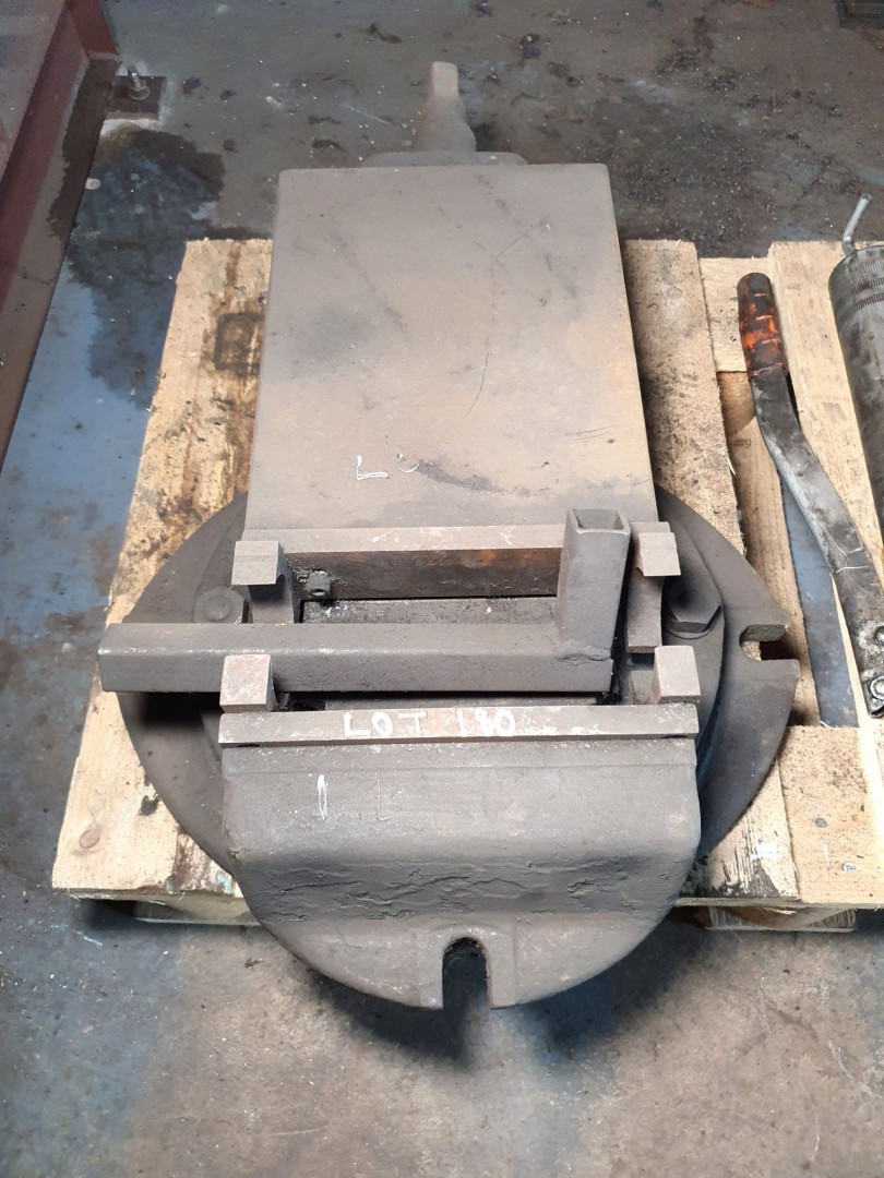 Heavy duty machine vice on swivel base, 200mm