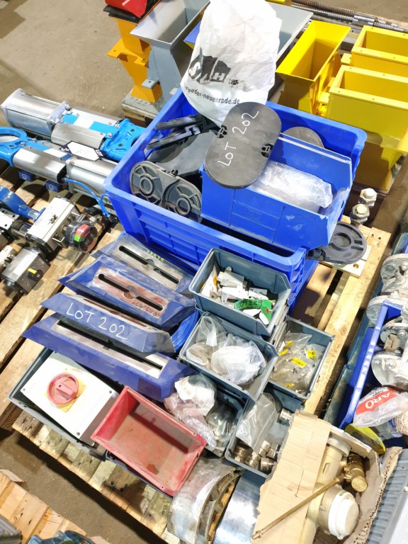 Qty various spares inc: moulded clamp feet, isolat...