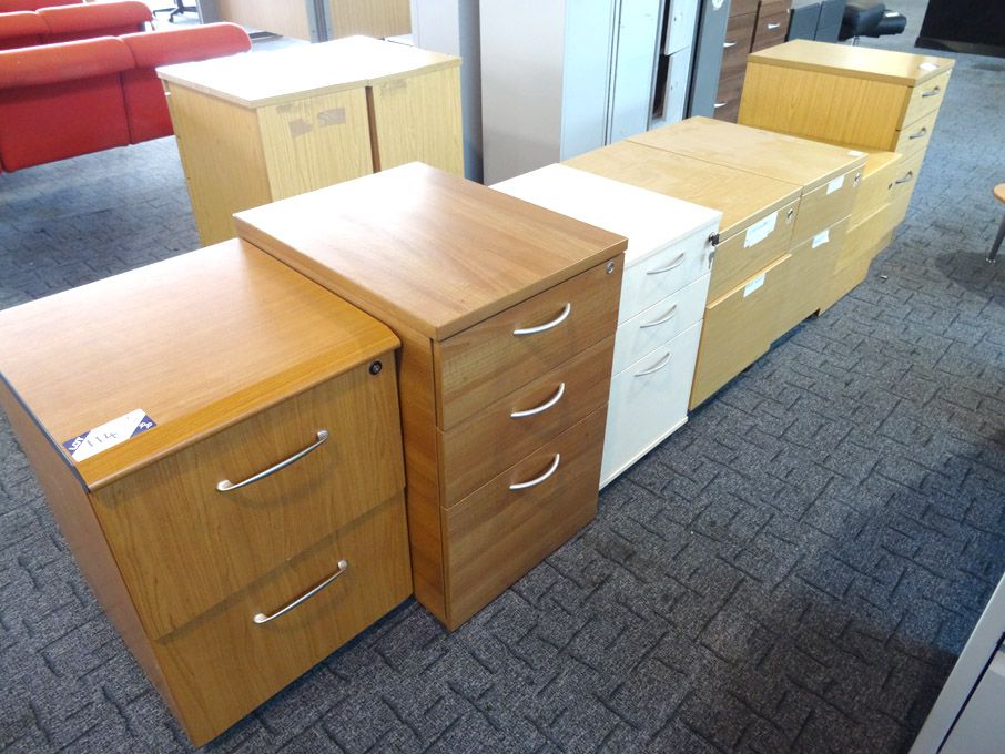 7x various wooden pedestal units