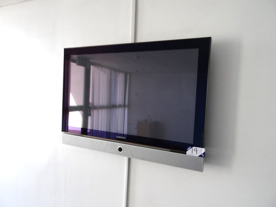 Samsung 42" LCD colour television with wall bracke...