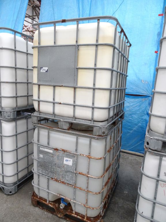 2x forkable IBC tanks, 1000ltr capacity