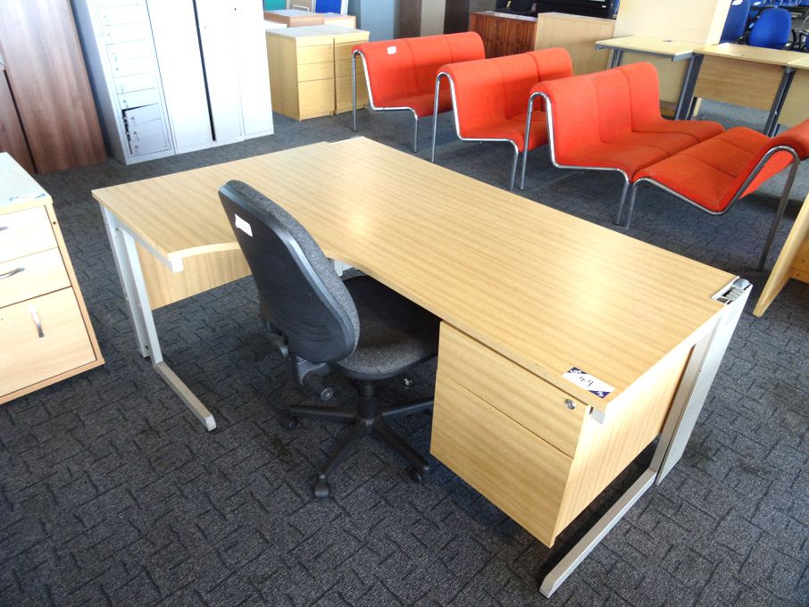 1800x1200mm light oak 'L' shaped desk with charcoa...
