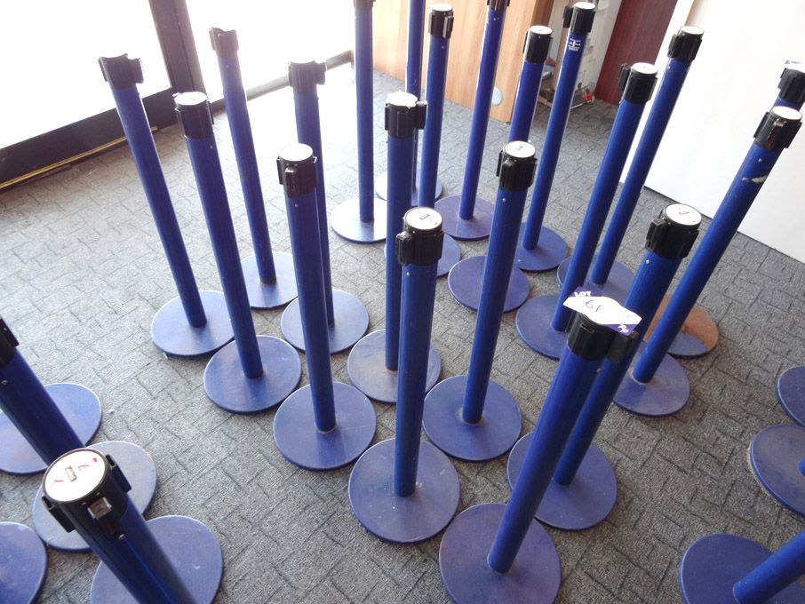 10x A&M floor type Tensa barriers