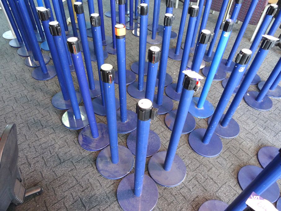 10x A&M floor type Tensa barriers