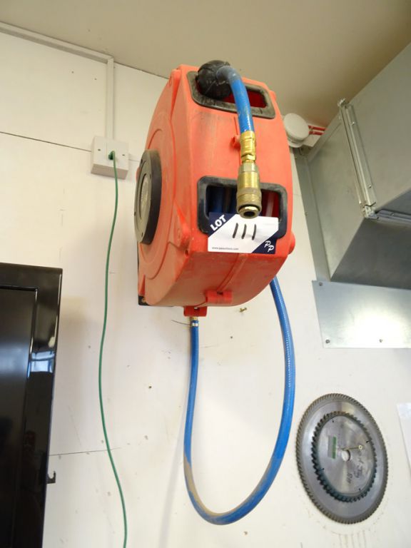 Auto rewinding hose reel