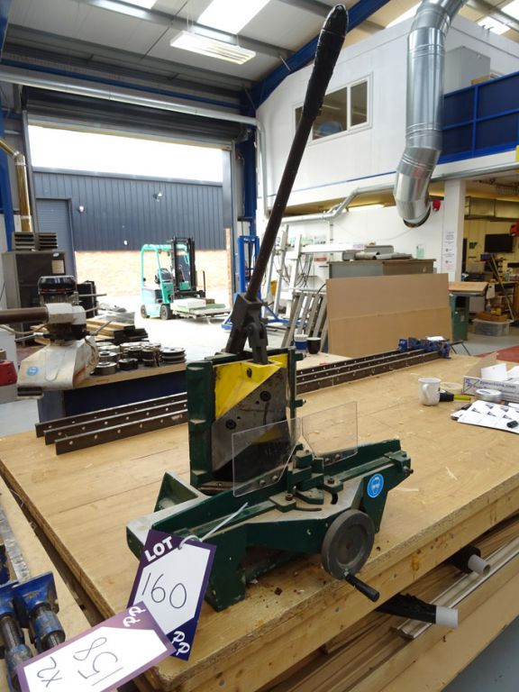 Bench type manual guillotine