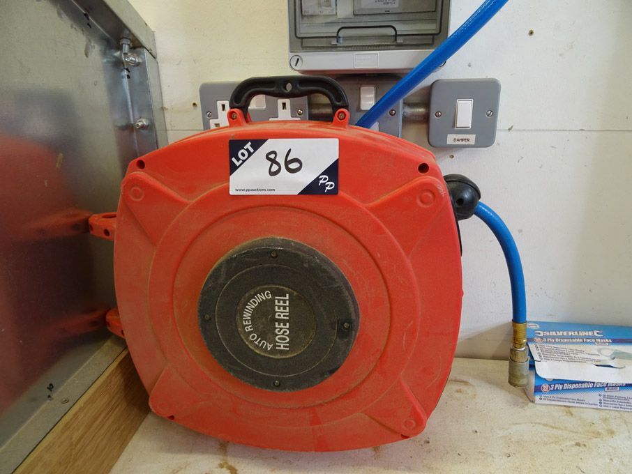 Auto rewinding hose reel