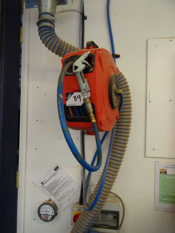 Auto rewinding hose reel
